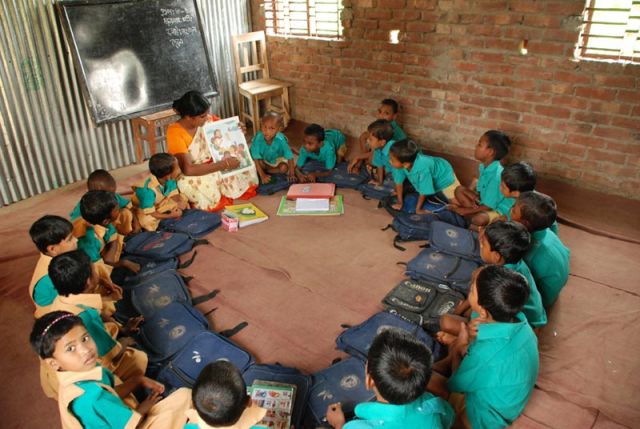 Bangladesh-children-sitting-in-circle-at-school